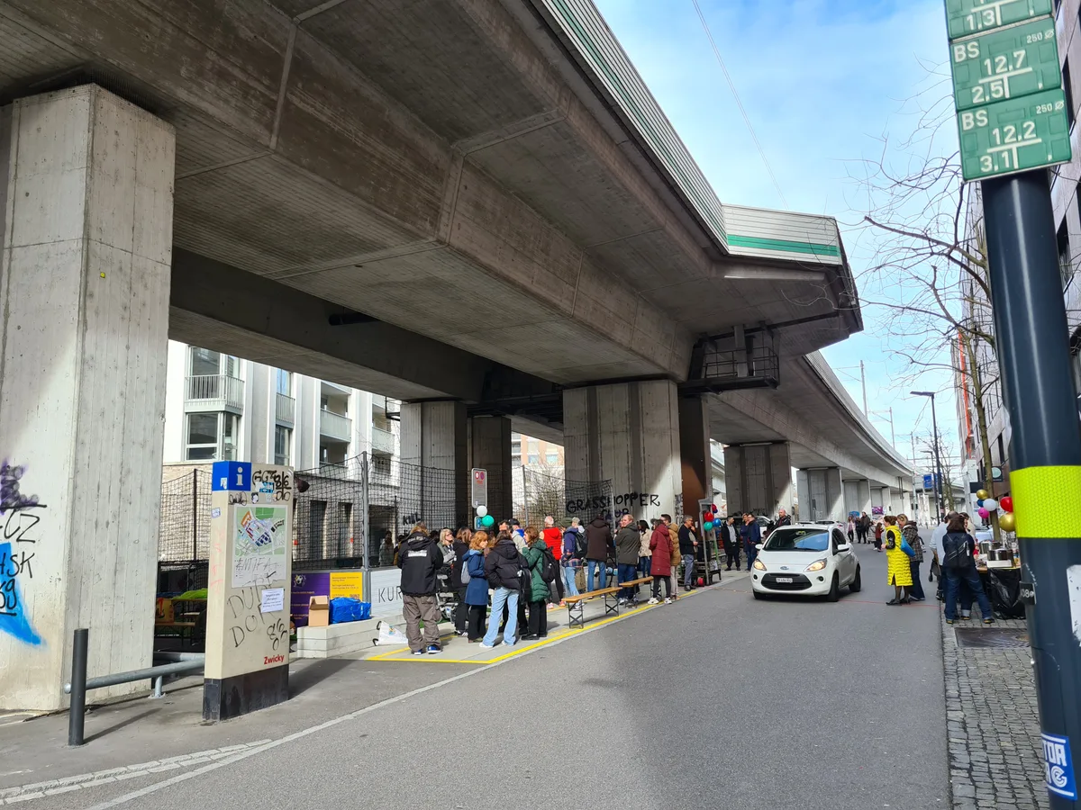 Durch den Beton des S-Bahn-Viadukts entstehe ein massiver Hall, moniert das verantwortliche Immobilienunternehmen. (Archiv) Blick auf einen Streetsoccer-Platz unterhalb eines Bahnviadukts.